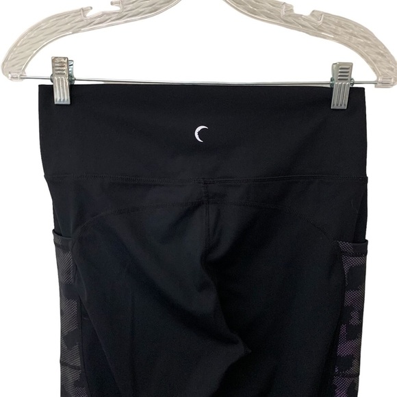 Zyia Black Camo Reflective Pocket Brilliant Capri - Picture 5 of 7